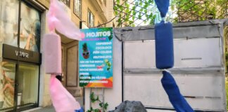Puestos de mojitos en las Fallas de Valencia con cartel colorido