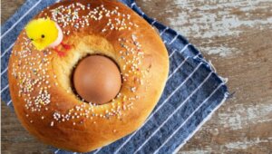 Mona de Pascua decorada con un pollito y huevo
