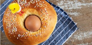 Mona de Pascua decorada con un pollito y huevo