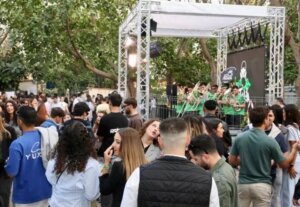 Multitud de personas disfrutando en la Mostra Proava en el Jardín del Turia