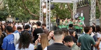 Multitud de personas disfrutando en la Mostra Proava en el Jardín del Turia