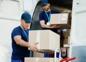 Dos trabajadores cargando cajas en una furgoneta de mudanzas