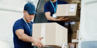 Dos trabajadores cargando cajas en una furgoneta de mudanzas