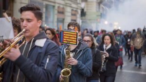 Grupo de músicos tocando instrumentos en las Fallas de Valencia