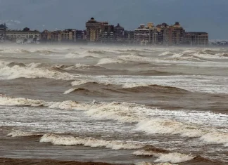 La "niebla de advección" envuelve l'Horta Nord y complica la circulación en las carreteras costeras Vista de la niebla de advección sobre el mar y edificios costeros.