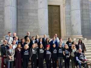 Una treintena de colectivos se reunió en el Congreso de los Diputados para protestar contra el aforamiento de Carlos Mazón. La iniciativa busca justicia y reparación para las víctimas de la Dana del 29 de octubre de 2024. Los participantes, con camisetas que dicen 'No al aforamiento de Mazón', exigen políticas adecuadas para prevenir futuras tragedias climáticas.