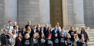 Una treintena de colectivos se reunió en el Congreso de los Diputados para protestar contra el aforamiento de Carlos Mazón. La iniciativa busca justicia y reparación para las víctimas de la Dana del 29 de octubre de 2024. Los participantes, con camisetas que dicen 'No al aforamiento de Mazón', exigen políticas adecuadas para prevenir futuras tragedias climáticas.