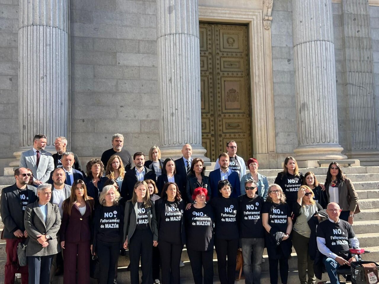 Una treintena de colectivos se reunió en el Congreso de los Diputados para protestar contra el aforamiento de Carlos Mazón. La iniciativa busca justicia y reparación para las víctimas de la Dana del 29 de octubre de 2024. Los participantes, con camisetas que dicen 'No al aforamiento de Mazón', exigen políticas adecuadas para prevenir futuras tragedias climáticas.