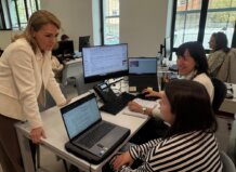 Visita al nuevo Espai Labora en Burjassot con personal trabajando en oficinas modernas.