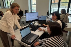 Visita al nuevo Espai Labora en Burjassot con personal trabajando en oficinas modernas.