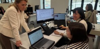 Visita al nuevo Espai Labora en Burjassot con personal trabajando en oficinas modernas.