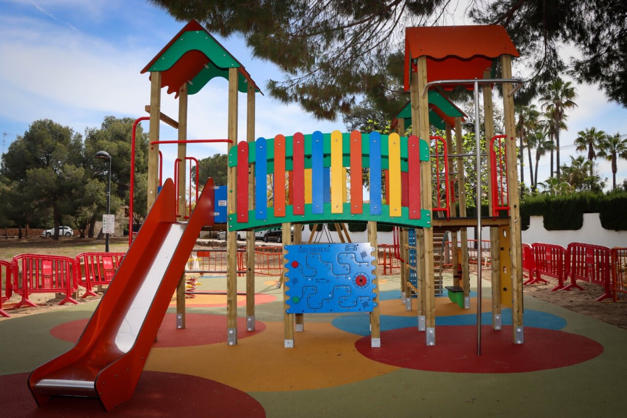 Parque infantil con estructuras de juego coloridas y seguras en Monte Real