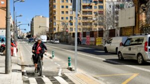 Ciclista utilizando el nuevo carril bici en Sant Vicent Màrtir, Valencia.