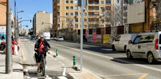 Ciclista utilizando el nuevo carril bici en Sant Vicent Màrtir, Valencia.