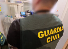 La Guardia Civil detiene a un hombre en Alfafar por amenazar a su compañero de piso con un arma de fuego Agentes de la Guardia Civil en una clínica clandestina en Tarragona