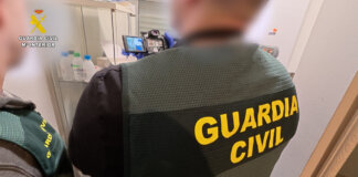 Agentes de la Guardia Civil en una clínica clandestina en Tarragona