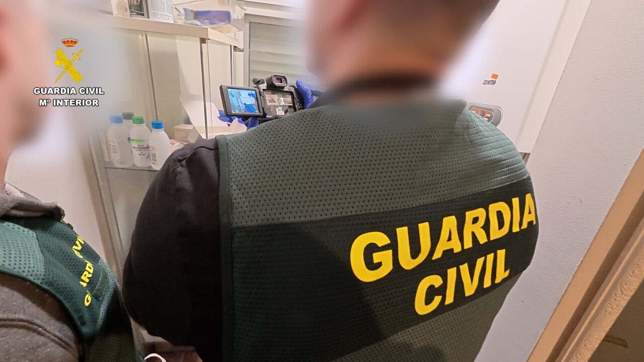Agentes de la Guardia Civil en una clínica clandestina en Tarragona