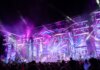 Escenario iluminado con luces brillantes durante el Spring Festival en Paterna