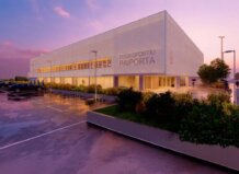 Vista exterior del nuevo pabellón polideportivo de Paiporta al atardecer