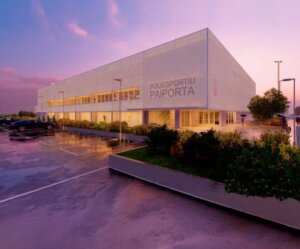 Vista exterior del nuevo pabellón polideportivo de Paiporta al atardecer