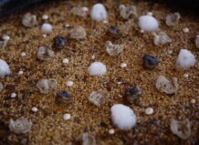 Paella extremeña con ingredientes innovadores y presentación creativa