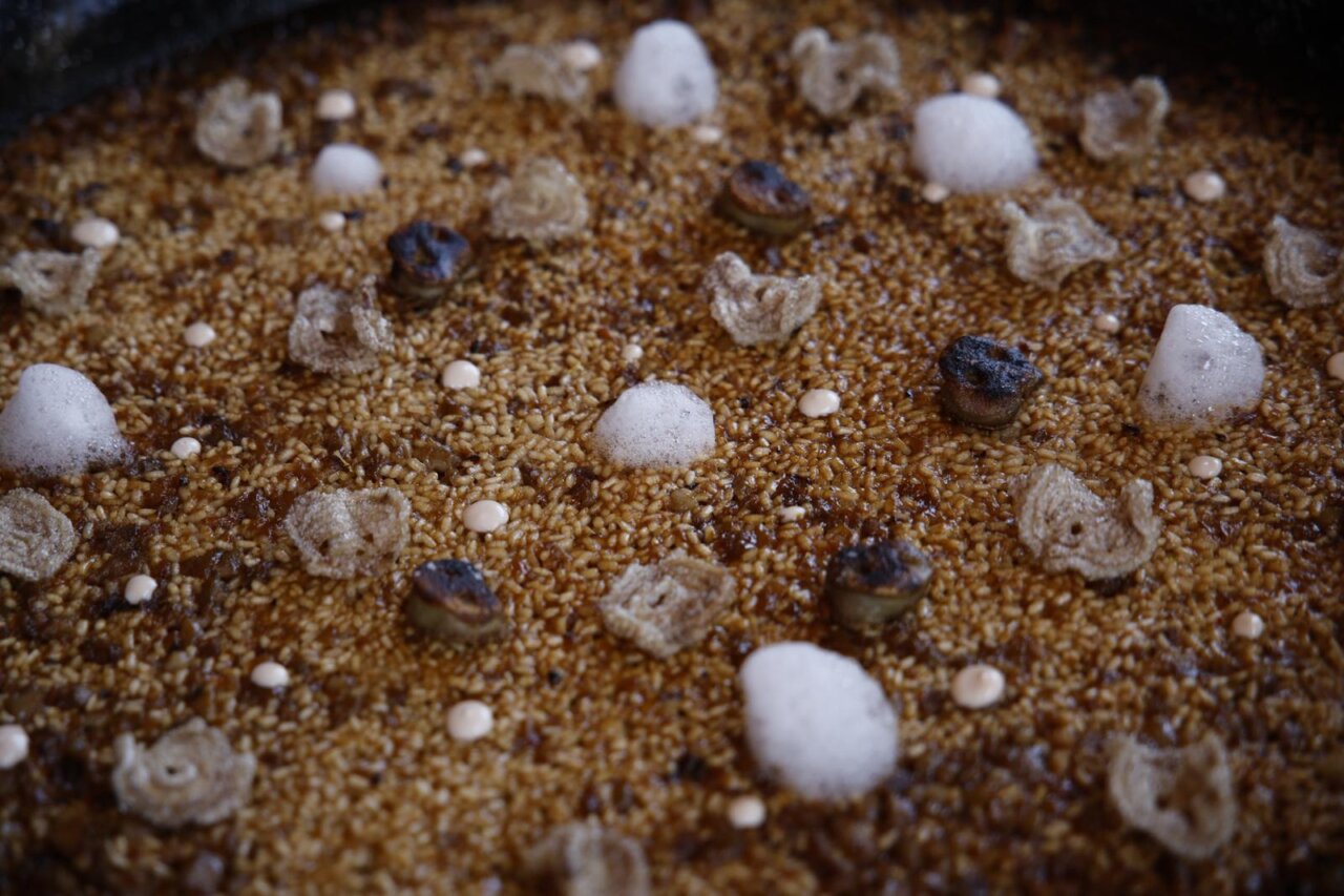 Paella extremeña con ingredientes innovadores y presentación creativa