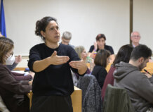 Persona realizando lenguaje de signos en una reunión municipal