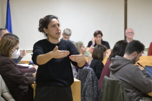 Persona realizando lenguaje de signos en una reunión municipal