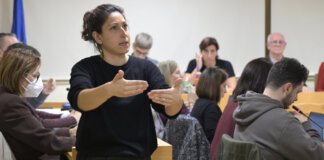 Persona realizando lenguaje de signos en una reunión municipal