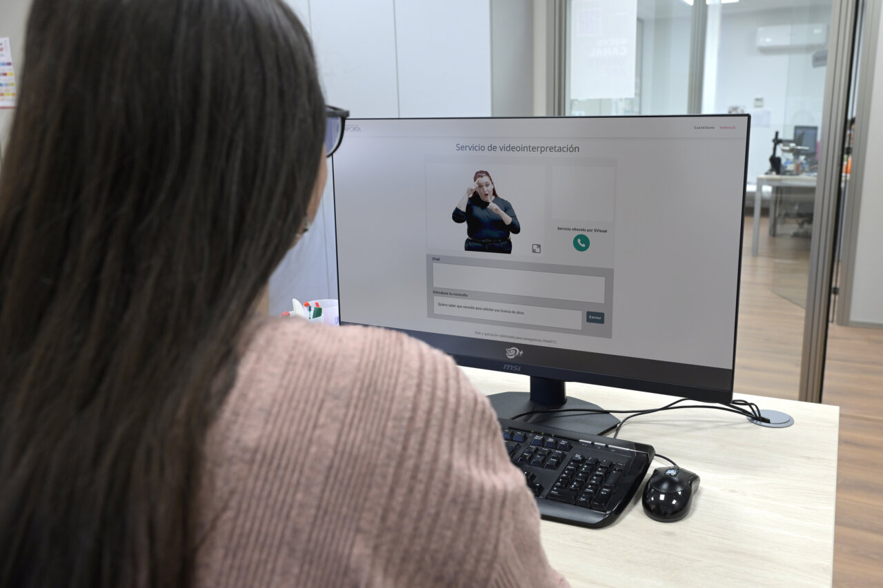Persona utilizando un servicio de videointerpretación en un ordenador