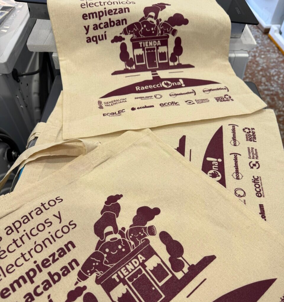 Bolsas de tela con mensaje sobre reciclaje de aparatos electrónicos en Paiporta