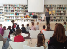 Niños escuchando un cuentacuentos en una biblioteca