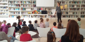 Niños escuchando un cuentacuentos en una biblioteca