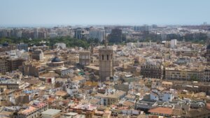Vista panorámica del centro urbano de Valencia con edificios y torres