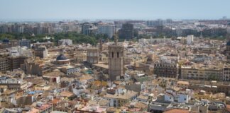 Vista panorámica del centro urbano de Valencia con edificios y torres