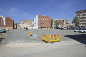 Vista del aparcamiento Mestre Serrano en Paiporta con nuevas plazas