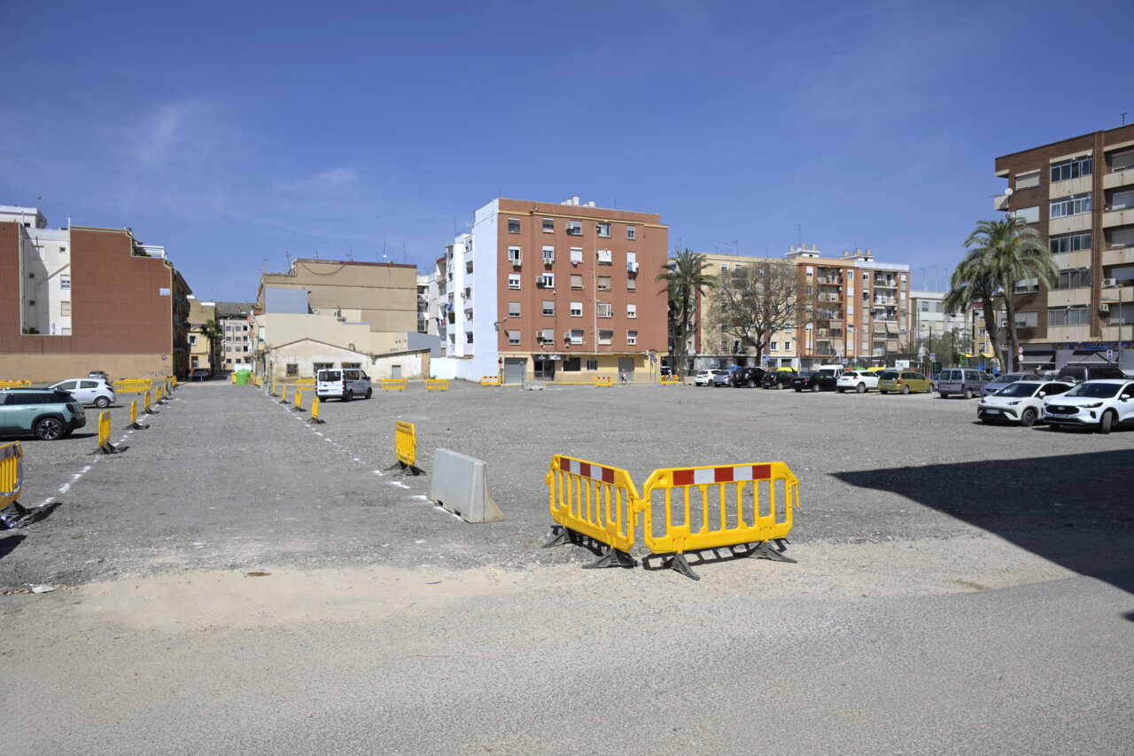 Vista del aparcamiento Mestre Serrano en Paiporta con nuevas plazas