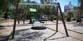 Parque infantil en Torrent con columpio y tobogán