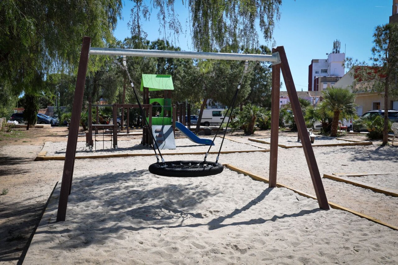 Parque infantil en Torrent con columpio y tobogán