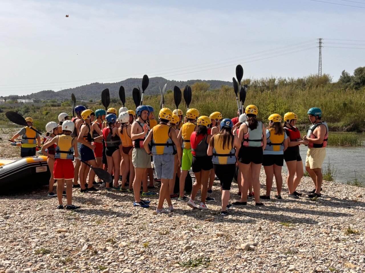Grupo de jóvenes preparándose para actividades acuáticas en la naturaleza