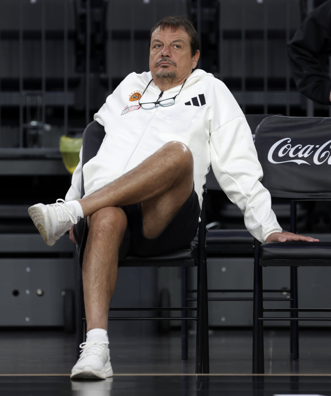 Pedro Martínez sentado en el banquillo durante un partido de baloncesto.