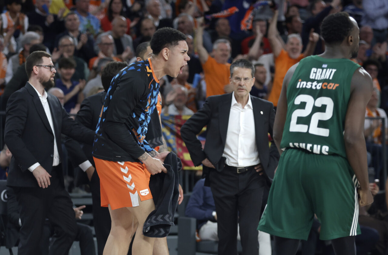 Pedro Martínez y jugadores del Valencia Basket en un partido emocionante