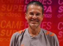 Pedro Martínez sonriente en una conferencia de prensa sobre Valencia Basket