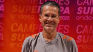 Pedro Martínez sonriente en una conferencia de prensa sobre Valencia Basket