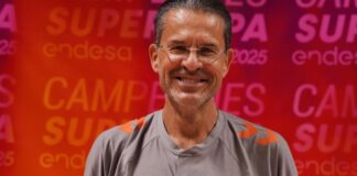 Pedro Martínez sonriente en una conferencia de prensa sobre Valencia Basket