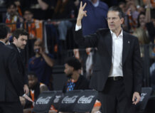 Pedro Martínez dirigiendo a su equipo durante un partido de baloncesto