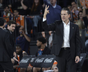 Pedro Martínez dirigiendo a su equipo durante un partido de baloncesto