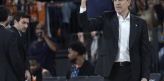 Pedro Martínez dirigiendo a su equipo durante un partido de baloncesto