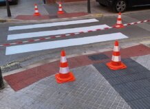 Paso de peatones recién pintado en Alaquàs con conos de seguridad