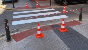 Paso de peatones recién pintado en Alaquàs con conos de seguridad